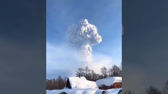 На Камчатке проснулись вулканы Карымск и Шивелуч смотреть онлайн