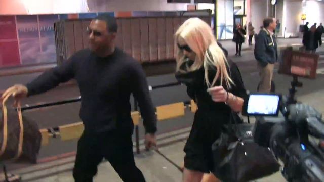 Bleached Blonde Lindsay Lohan Returns From Hawaii With Sister Ali [2012]