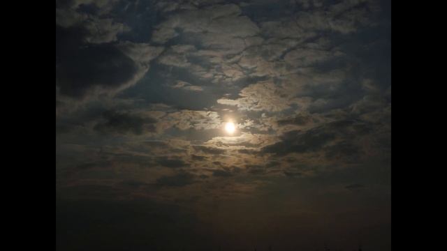 Преломление лучей солнца через тучи #таймлапс #линзирование Refraction sun rays through the clouds смотреть онлайн