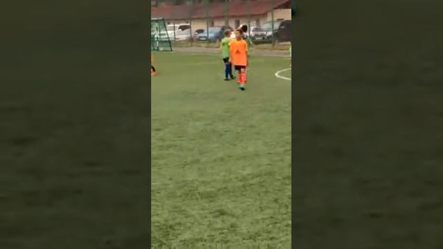Это Я на Футболе:) В зелёной манишке с длинными белыми гетрами смотреть онлайн