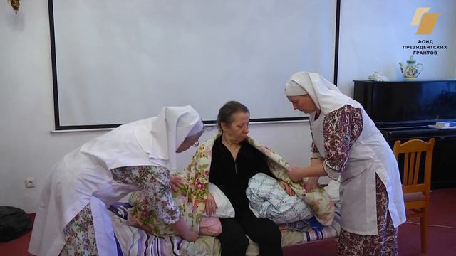 Усаживание пациента в кровати положение сидя на кровати со спущенными ногами Часть 2 смотреть онлайн