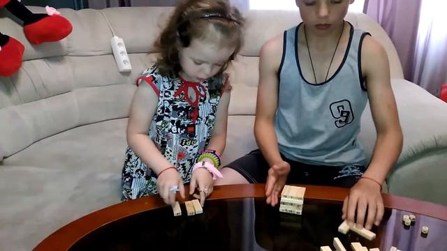 Настольная игра башня или Jenga, Играем в падающую башню смотреть онлайн
