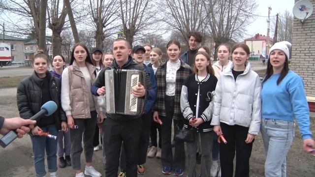 Волонтёры исполнили «Смуглянку», «Синий платочек» и «День Победы» на улицах села Первомайское смотреть онлайн