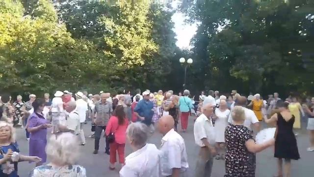 5.08.23г..."ИВАН да МАРЬЯ"... звучит на танцполе в Гомельском парке... смотреть онлайн