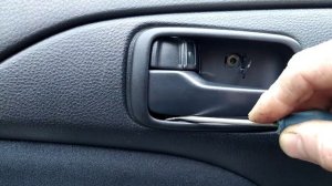 Mitsubishi lancer 9.как разобрать переднюю дверь,снять карточку двери,достать стекло ,где заглушки
