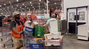Reaction on a 7ft GIANTESS!!!