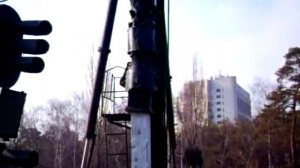 Дизель-молот забивает сваи на строительстве второго выхода ст. Дарница