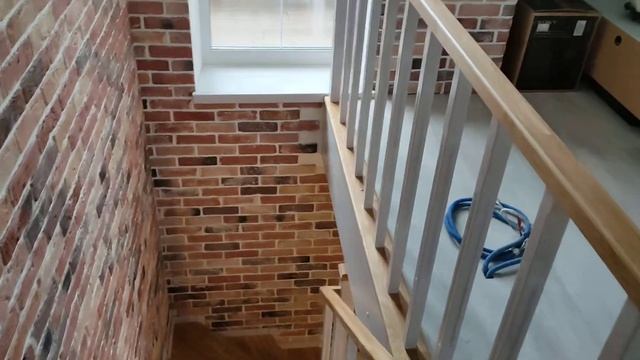 Обшивка бетонной лестницы на второй этаж дубом с деревянным ограждением (перилами) в Воронеже. смотреть онлайн