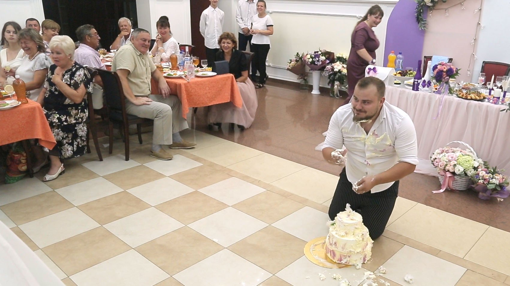 Неудачный вынос свадебного торта смотреть онлайн