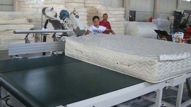 КАК СШИВАЮТ МАТРАС! Станок для окантовочной сшивки матрасов Quilty Machenery OS-4 смотреть онлайн