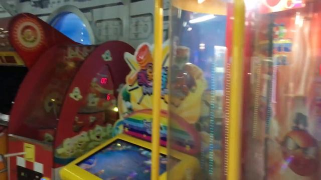 ИГРАЮ В ПАРКЕ ГАГАРИНА! В РАЗНЫХ АВТОМАТАХ С ПРИЗАМИ И ВЫИГРЫВАЮ МНОГО ДЕНЕГ(Аттракционы) смотреть онлайн