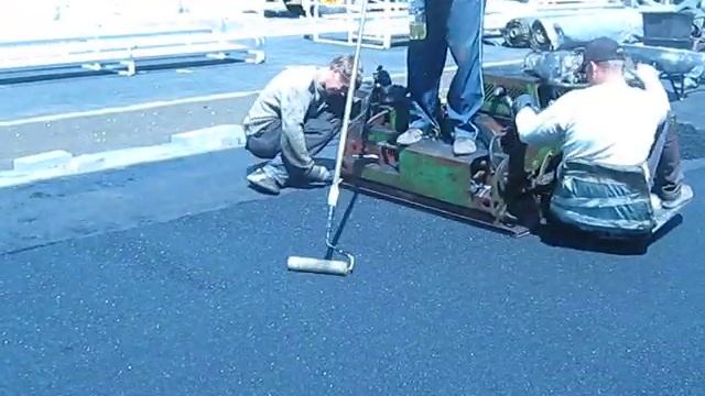 механизированная укладка спортивного покрытия