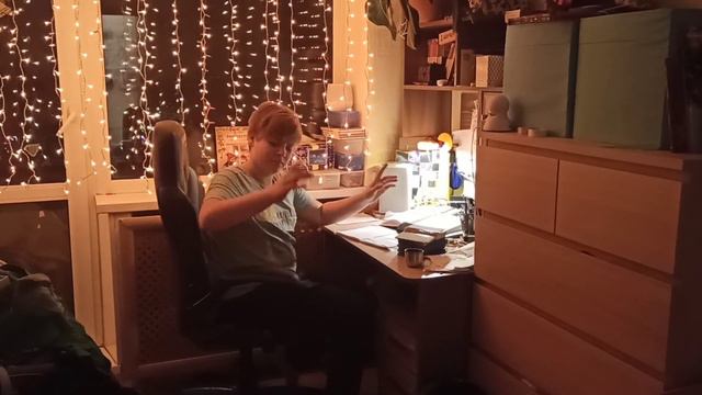 Делаем уроки под музыку) смотреть онлайн