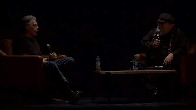 Джордж Р. Р. Мартин спрашивает у Стивена Кинга: «Как тебе удается так быстро писать книги?» смотреть онлайн