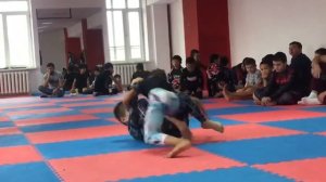 Девочка против мальчика. Болевой прием в моем исполнении.Grappling kids.