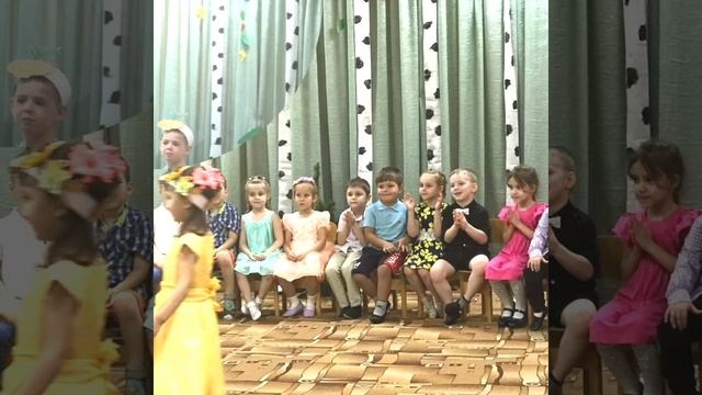 "Осень золотая в гости к нам пришла" смотреть онлайн