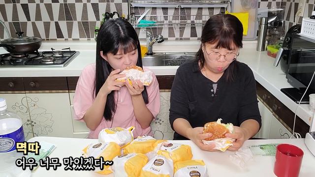 "오늘은 내가 효도할게"😉자칭 햄최몇 7개 엄마한테 햄버거로 효도했습니다 смотреть онлайн