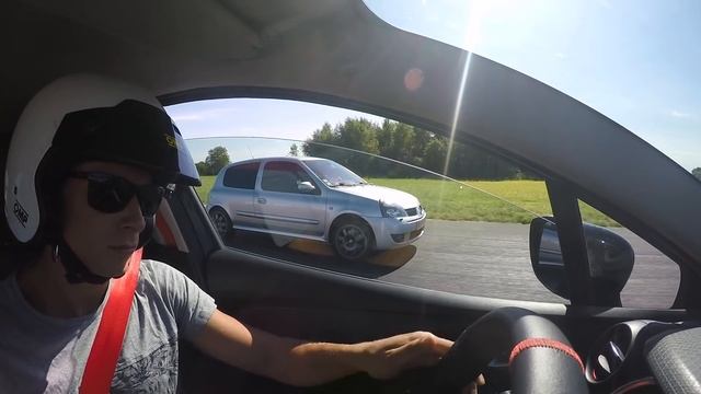 Clio 4 RS1 1.6 200 vs Clio 2 RS2 2.0 182 - Départ Lancé смотреть онлайн