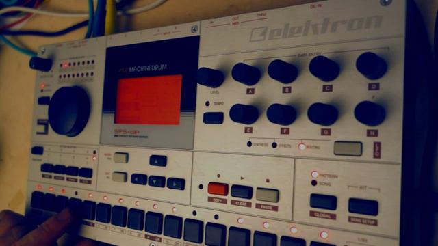 Elektron MACHINEDRUM SPS-1 UW Mk. 2 // Factory Standard FM Kit // House Beat смотреть онлайн