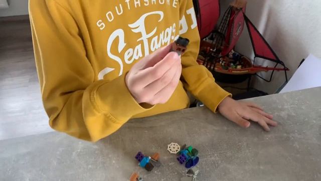 Собираю набор Lego Minecraft шахта с лавой смотреть онлайн