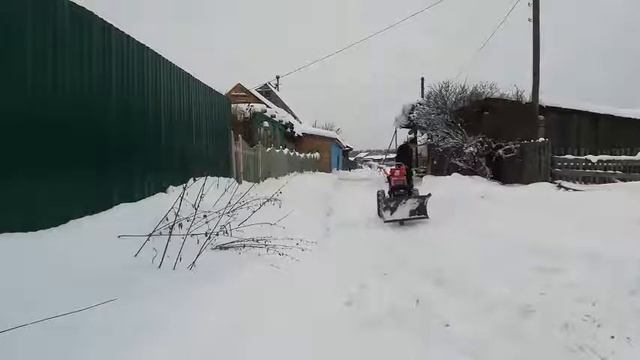 Уборка снега дизельным мотоблоком. 3 колесо в работе. Лопата полуавтомат. смотреть онлайн