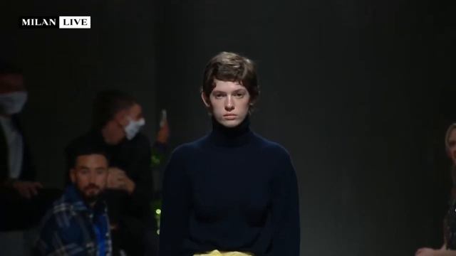 Украинская модель открыла показ Prada в Милане смотреть онлайн