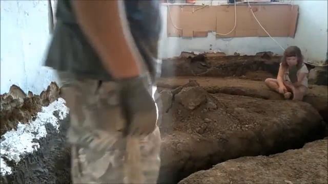 с дочкой трамбуем землю/ закапываем траншею смотреть онлайн