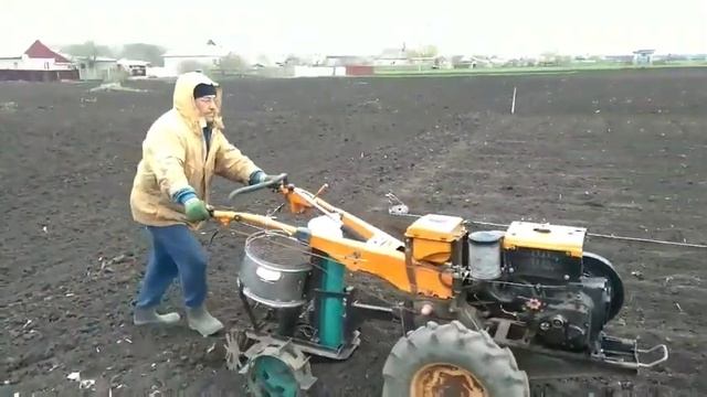 И снова папа облегчил нам жизнь. Картофелесажалка своими руками?. смотреть онлайн