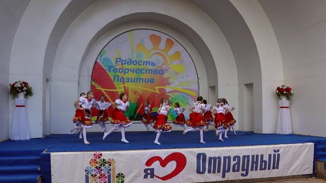 1 мая открытие парка Полина выступает на сцене May 1st opening of the park. Polina performs on stage смотреть онлайн