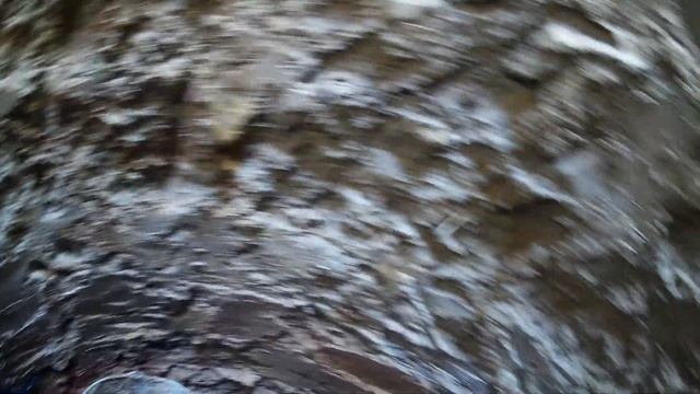 Осмотр глубокой шахты для колодца. Отложения железа. смотреть онлайн