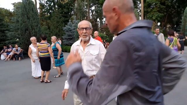 ПЧЕЛА МАЙЯ!???/СУПЕР ТАНЦЫ В ПАРКЕ ГОРЬКОГО ХАРЬКОВ АВГУСТ 2021 смотреть онлайн