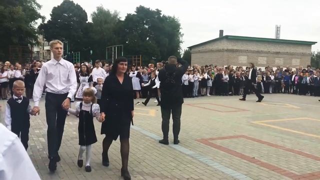 11-классики ведут на линейку первоклассников. 1 сентября 2020 г. смотреть онлайн