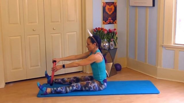 Core Challenge - Pilates Ring Workout for Abs Legs Booty- Magic Circle- Day 4 смотреть онлайн