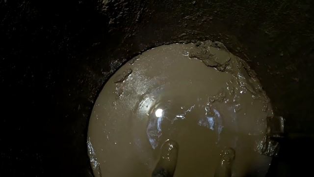неожиданная находка в колодце .нашли нудного колодезника с камерой в руках смотреть онлайн