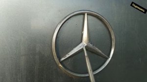 Как снять эмблему Мерседес на багажнике