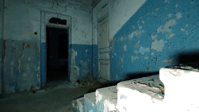 МЕНЯ ПЫТАЛИСЬ НАЙТИ. ОДНА В ЗАБРОШКЕ НОЧЬЮ смотреть онлайн