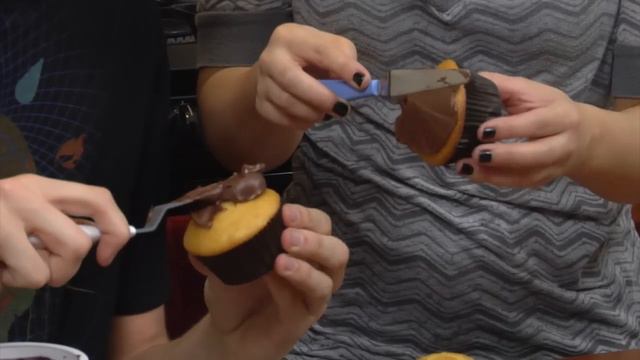 GEARS OF WAR CUPCAKES - NERDY NUMMIES смотреть онлайн