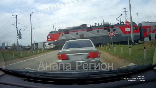 Поезд сбивает Ленд крузер, двое погибших. смотреть онлайн