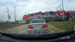Поезд сбивает Ленд крузер, двое погибших.