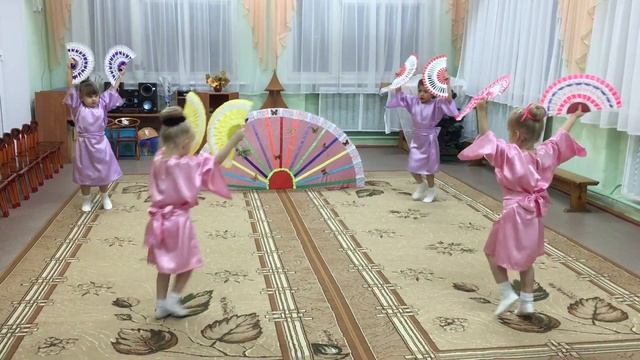 МДОУ "Детский сад №19 д.Коленово" Фольклорный танец "Японский танец с веерами" смотреть онлайн