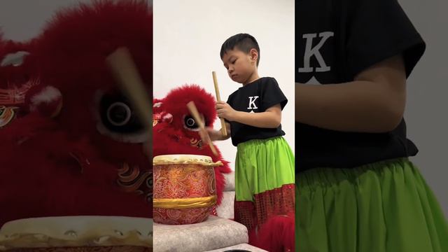 Self-taught lion dance drumming at 5 years old #liondance #drumming #kjspace #舞狮 смотреть онлайн