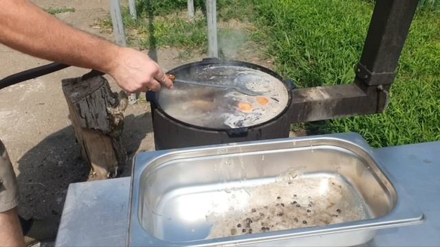 МЕДВЕЖЬИ ЛАПЫ НА ДРОВАХ В КАЗАНЕ С ЛУКОМ И ТОМАТАМИ РЕЦЕПТЫ СЮФ ОХОТА НА МЕДВЕДЯ смотреть онлайн