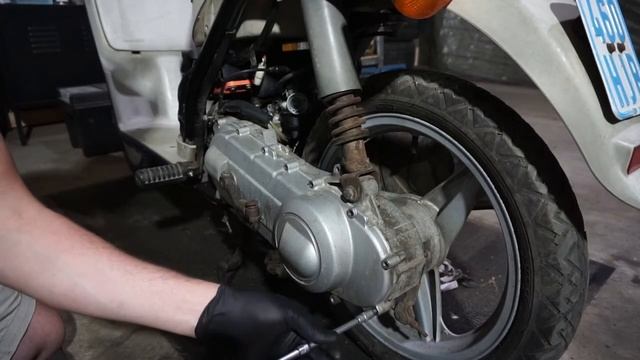 Anleitung: Variomatikdeckel lösen am Roller (Tutorial) смотреть онлайн