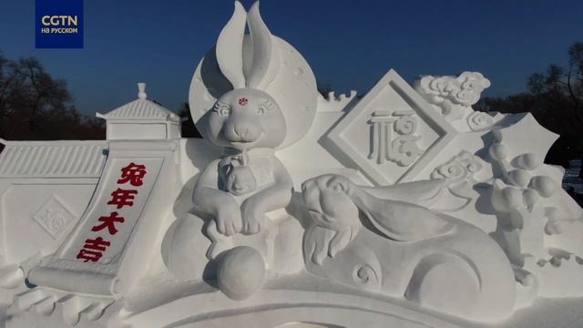 Большой белый кролик на выставке скульптур в Харбине смотреть онлайн