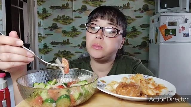 Мукбанг | Макароны с котлетой, салатик | Она выкинула её с б@лкона?? смотреть онлайн