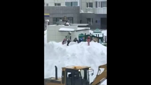 В Южно-Сахалинске дети играют возле работающего бульдозера смотреть онлайн