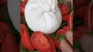 Итальянский салат с рукколой, помидорами и Бурратой. Сыр