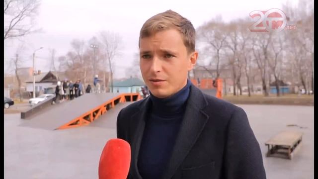 Любители BMX и трюковых самокатов обкатывают новые фигуры в парке экстримальных видов спорта смотреть онлайн