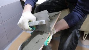 Как укладывать плитку на стену (2 СПОСОБА) под гребёнку и на слой. Как укладывать плитку на пол.