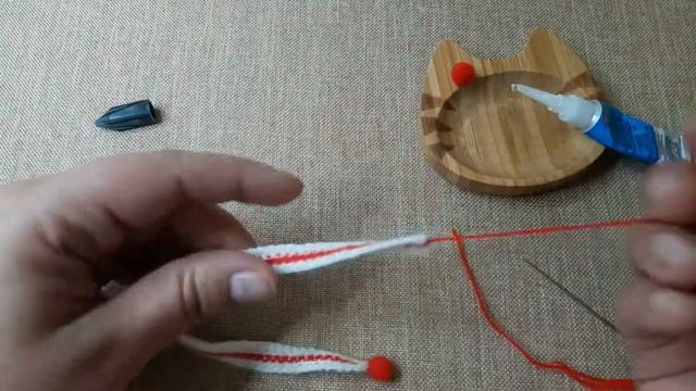 attach tiny pompoms (крепление крошечных помпонов) смотреть онлайн